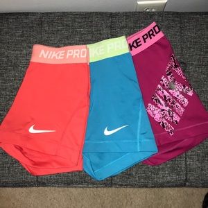😍Nike Pros bundle!!
